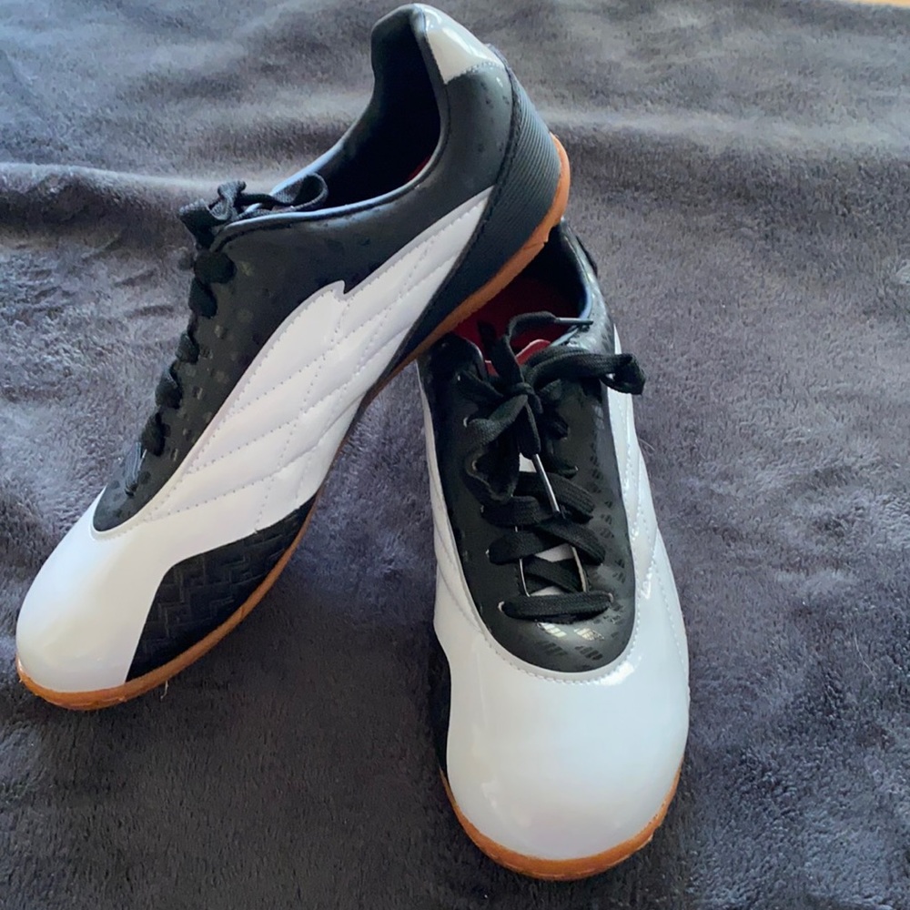 Men’s 9 soccer shoe